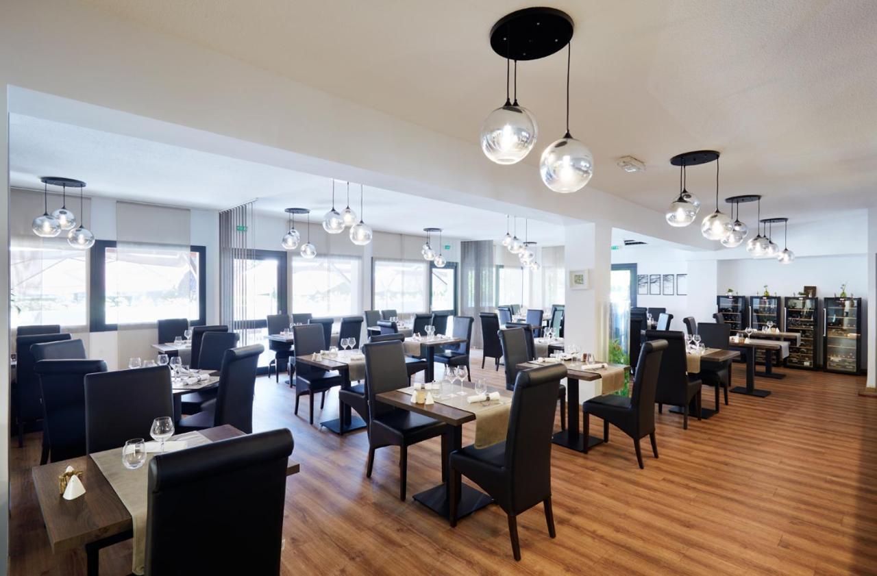 Logis Des Trois Massifs Hotel Claix  Eksteriør billede