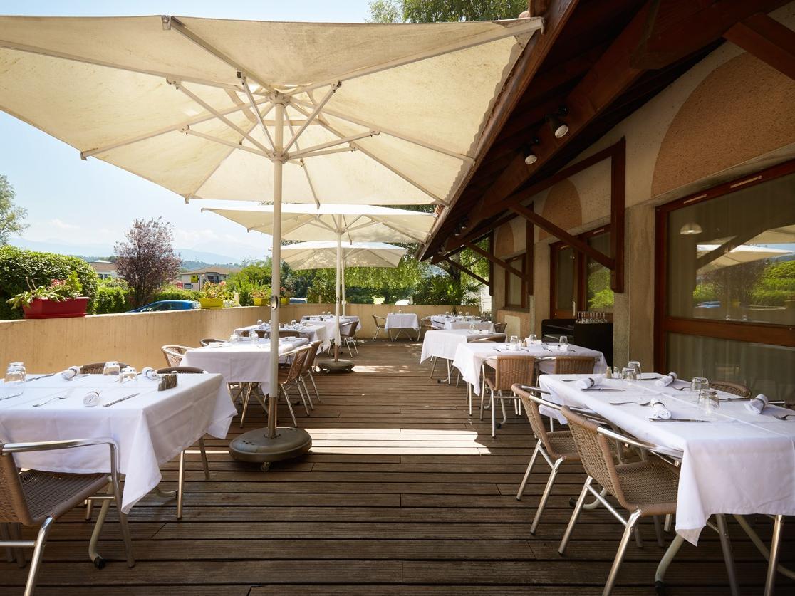 Logis Des Trois Massifs Hotel Claix  Eksteriør billede