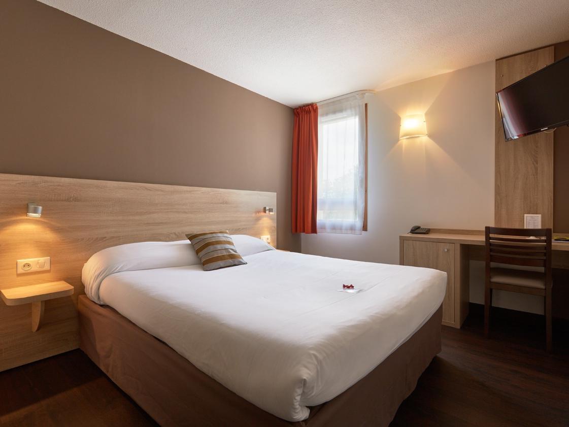 Logis Des Trois Massifs Hotel Claix  Eksteriør billede