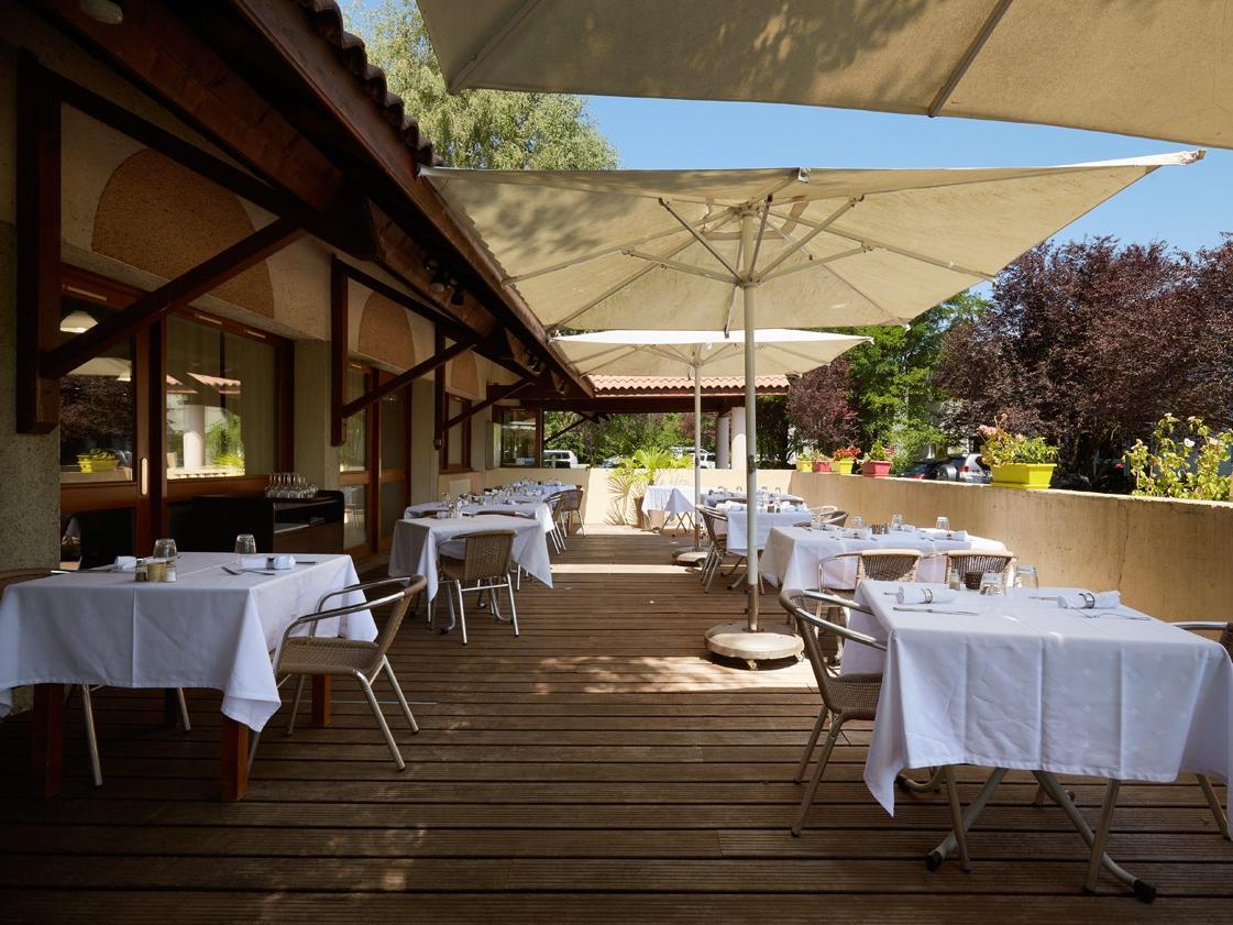 Logis Des Trois Massifs Hotel Claix  Eksteriør billede