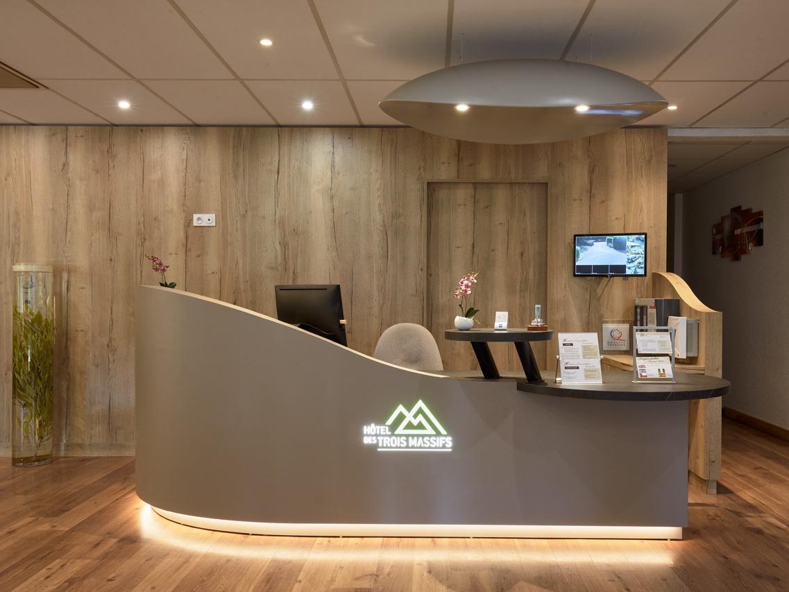 Logis Des Trois Massifs Hotel Claix  Eksteriør billede