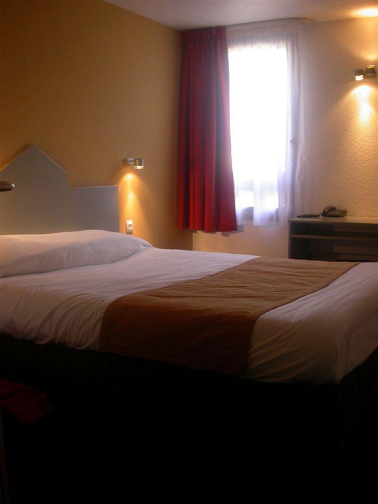 Logis Des Trois Massifs Hotel Claix  Eksteriør billede