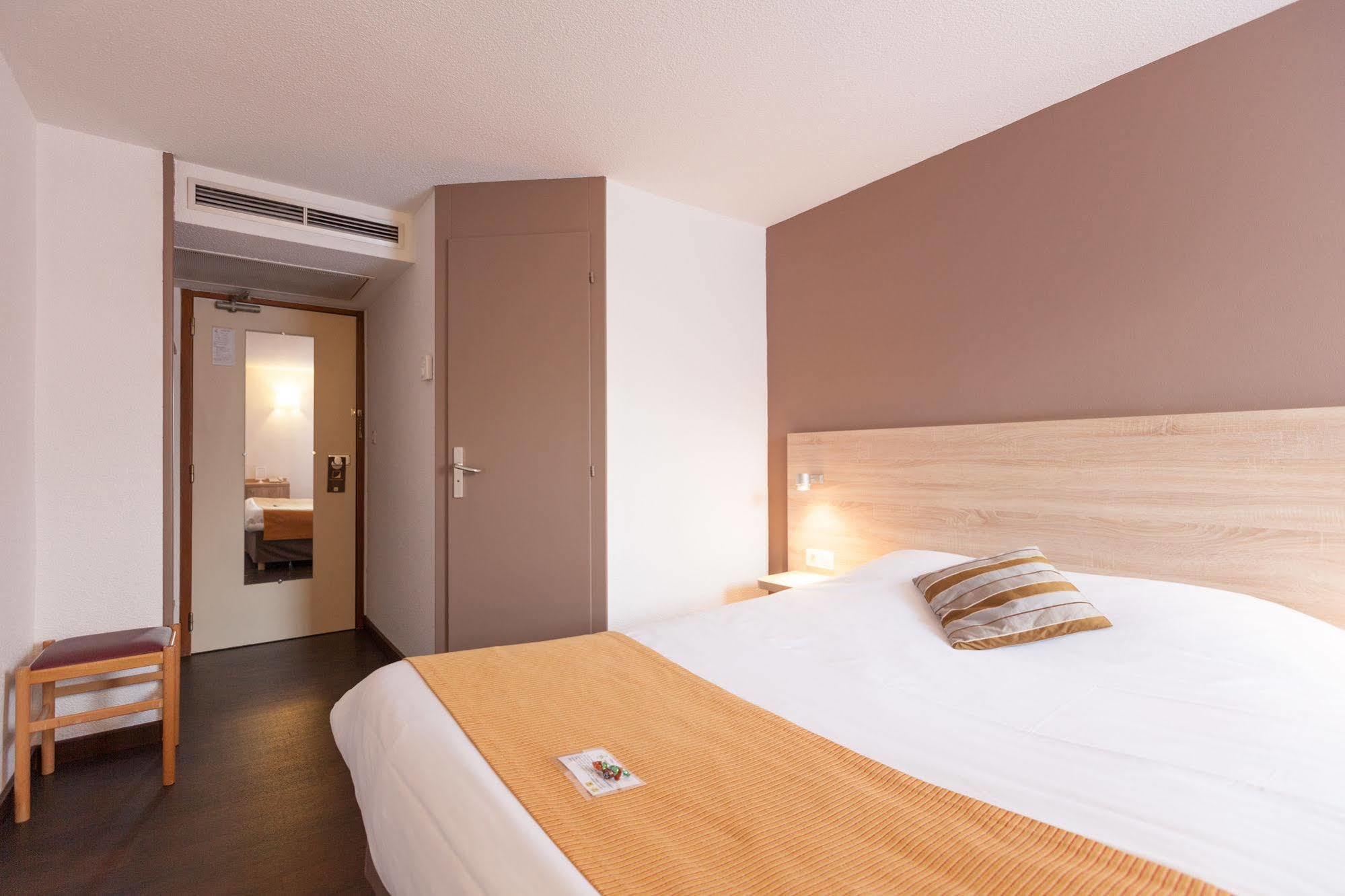 Logis Des Trois Massifs Hotel Claix  Eksteriør billede